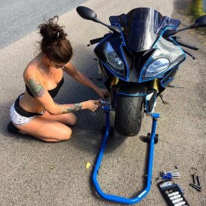 мотоцикл девушка голая